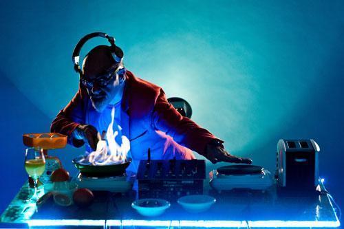 DJ Israel Aharoni play electronic music