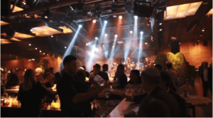 רחבת הריקודים והבמה בחתונה